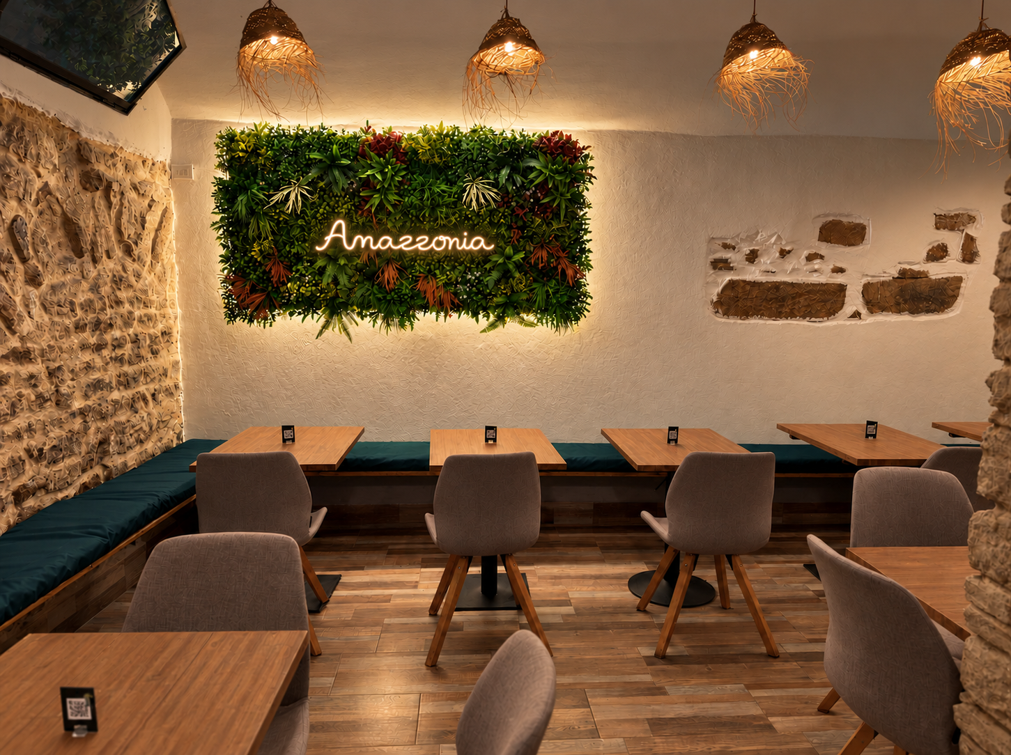Il locale luminoso e verde di giorno